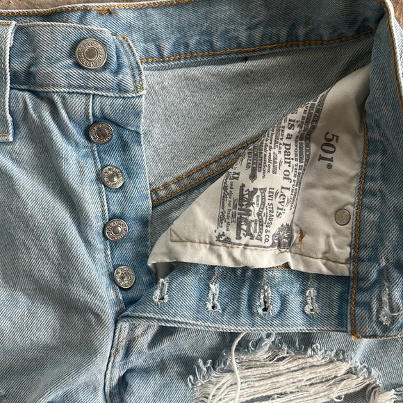 Levi’s 501 denim shorts - light wash - Picture 3 of 3